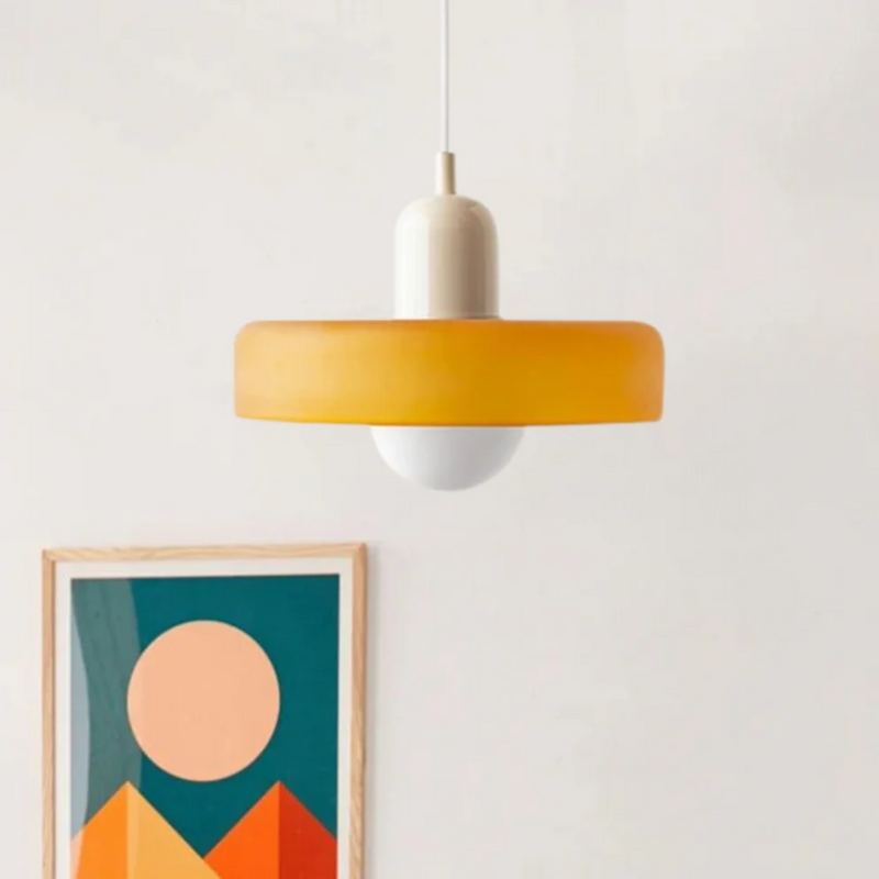 Moderne Hängelampe mit gelbem Schirm, minimalistisches Design, Wohnzimmerbeleuchtung.