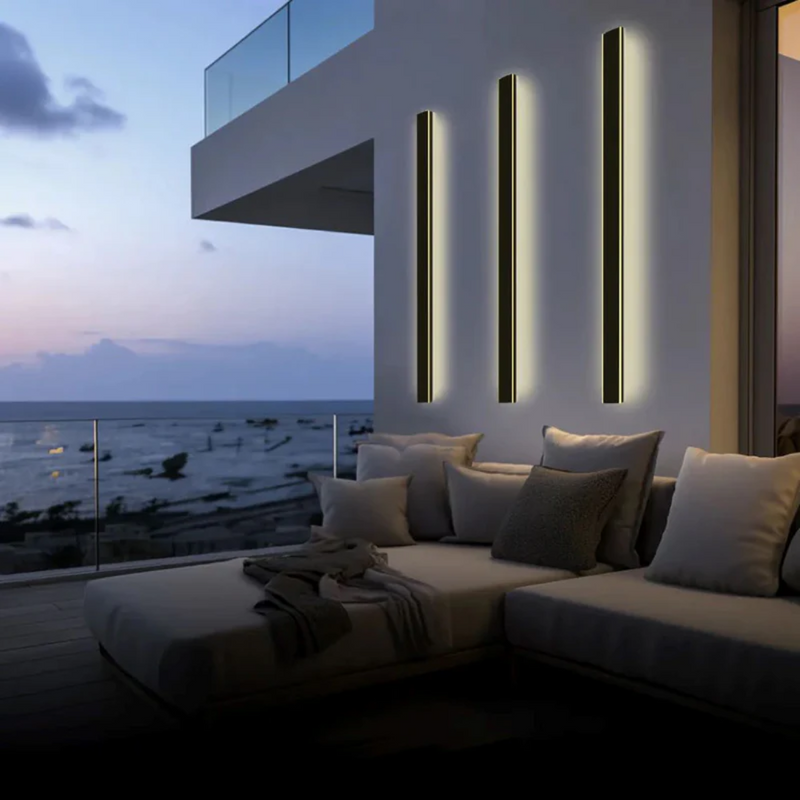 Moderne Außenwandleuchten bei Sonnenuntergang, minimalistische Architektur, stilvolle Beleuchtung.