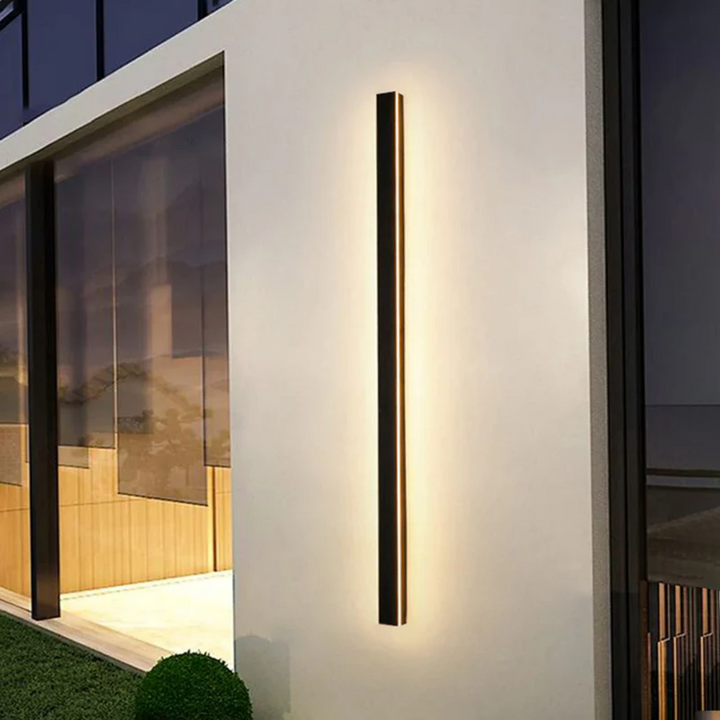 Moderne schwarze LED-Wandleuchte außen, vertikal, energiesparend, stilvolles Design.