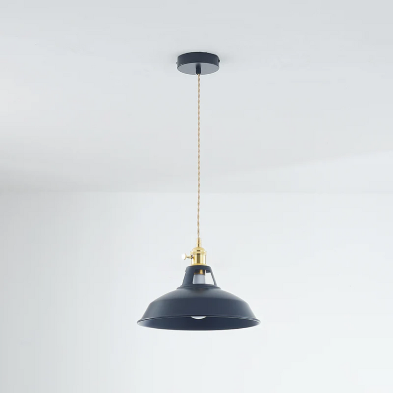 Schwarze Pendelleuchte mit goldenen Akzenten, modernes Design, Deckenlampe, Innenbeleuchtung.