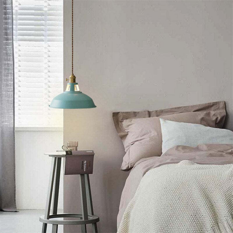 Blaue Hängelampe im Schlafzimmer, skandinavisches Design, über Nachttisch, moderne Inneneinrichtung.