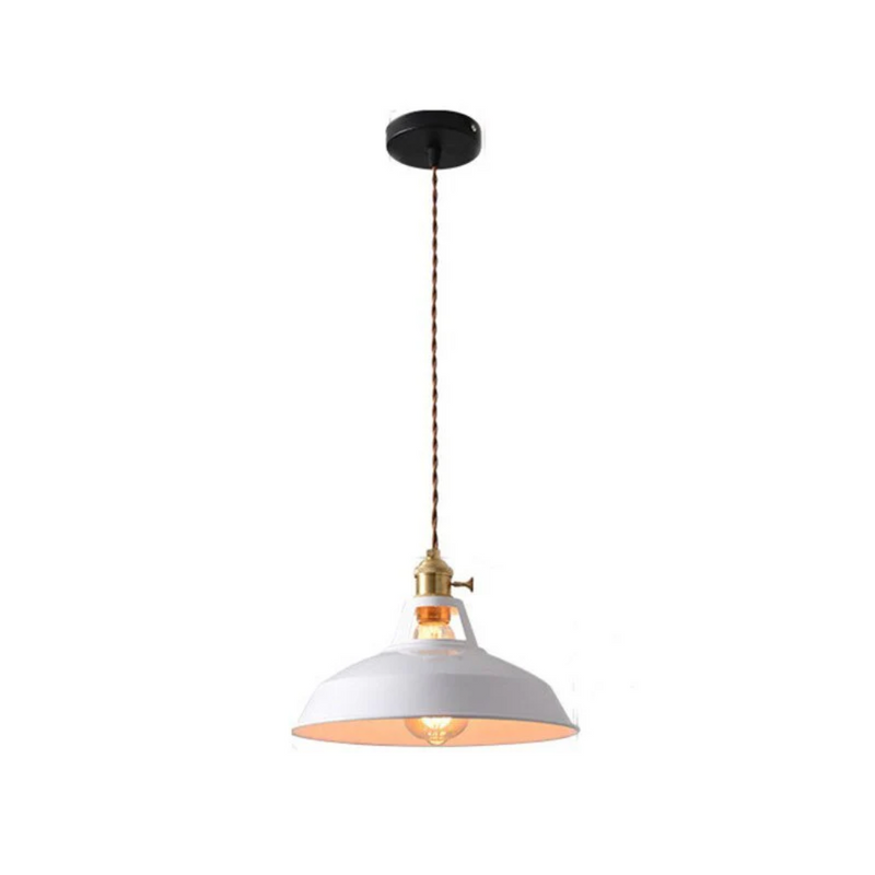Weiße Pendelleuchte mit Messingakzenten, Vintage-Design, ideal für Esszimmerbeleuchtung.
