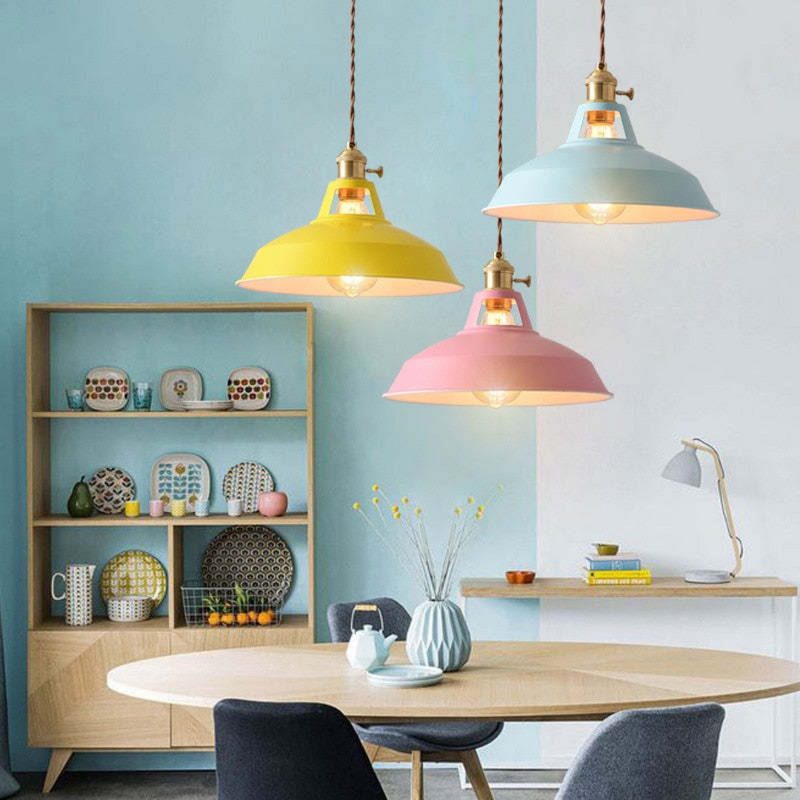 Drei bunte Pendelleuchten über Esstisch, moderne Inneneinrichtung, skandinavisches Design.