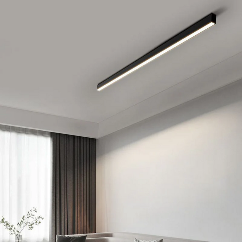 Moderne schwarze LED-Deckenleuchte im Wohnzimmer, minimalistisches Design, energieeffizient.