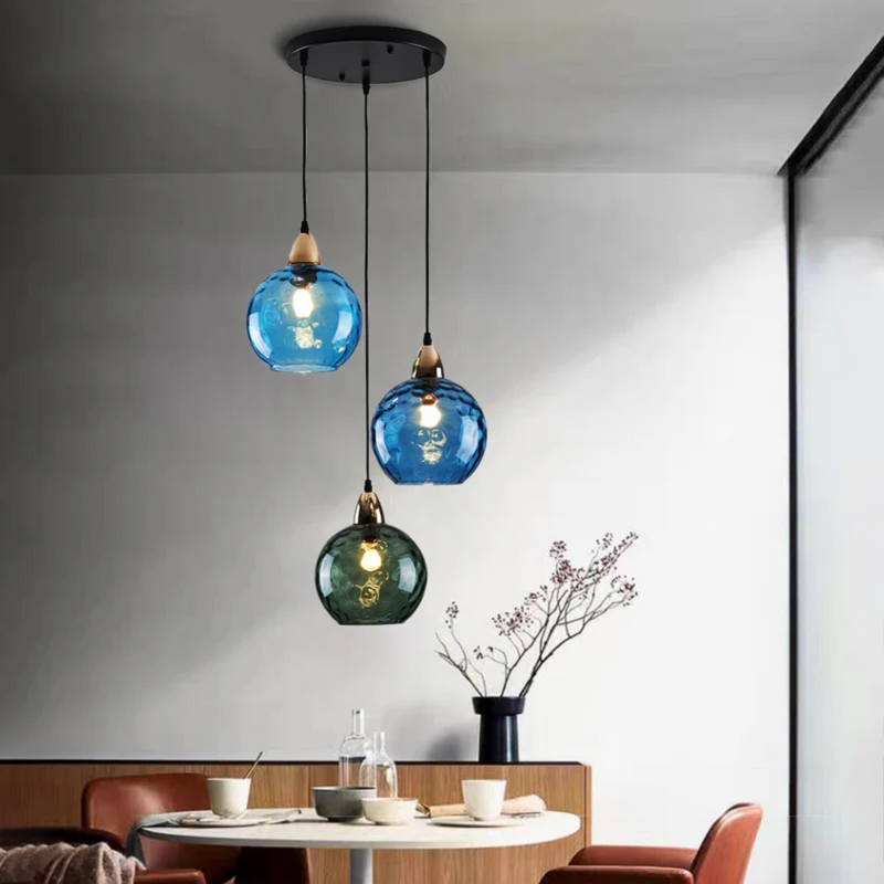 Dreifache Pendelleuchte, bunte Glaskugeln, modernes Design, Esszimmerbeleuchtung.