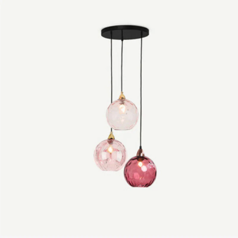 Moderne Hängelampe mit drei bunten Glaskugeln, schwarz, rosa, rot, für Wohnzimmerbeleuchtung.