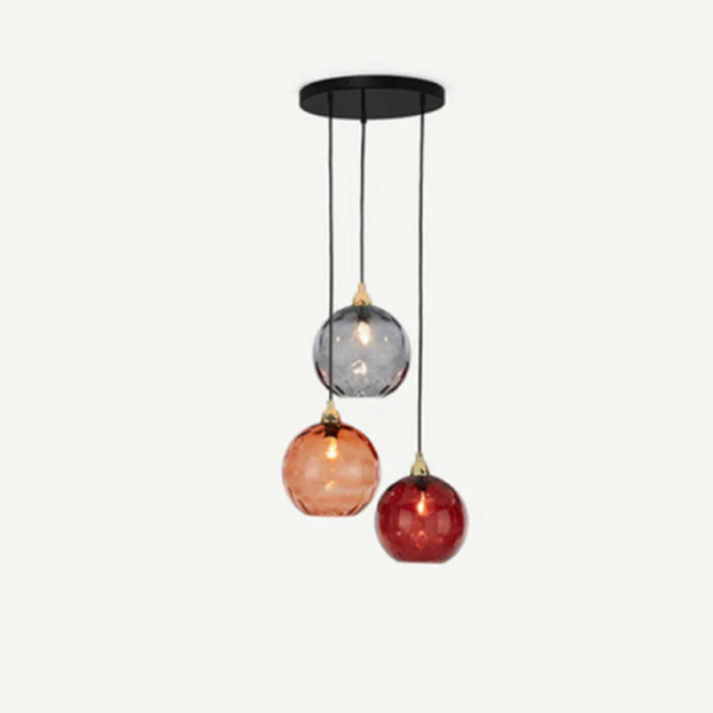 Dreifarbige Pendelleuchte mit Glaslampenschirmen, modern, schwarz, rot, orange, grau.