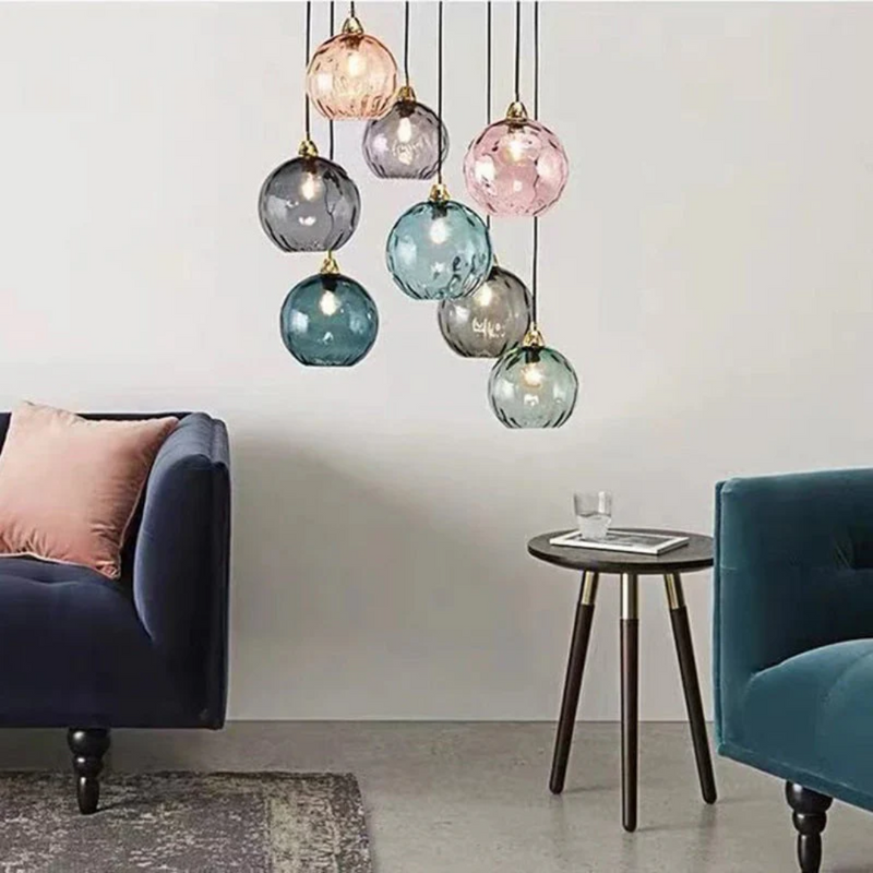 Mehrfarbige Glas-Pendelleuchten im modernen Wohnzimmer, elegante Beleuchtung, Inneneinrichtung.