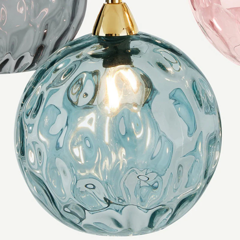Blaue Glas-Hängeleuchte, kugelförmig, mit goldener Fassung, modernes Design, Beleuchtung.