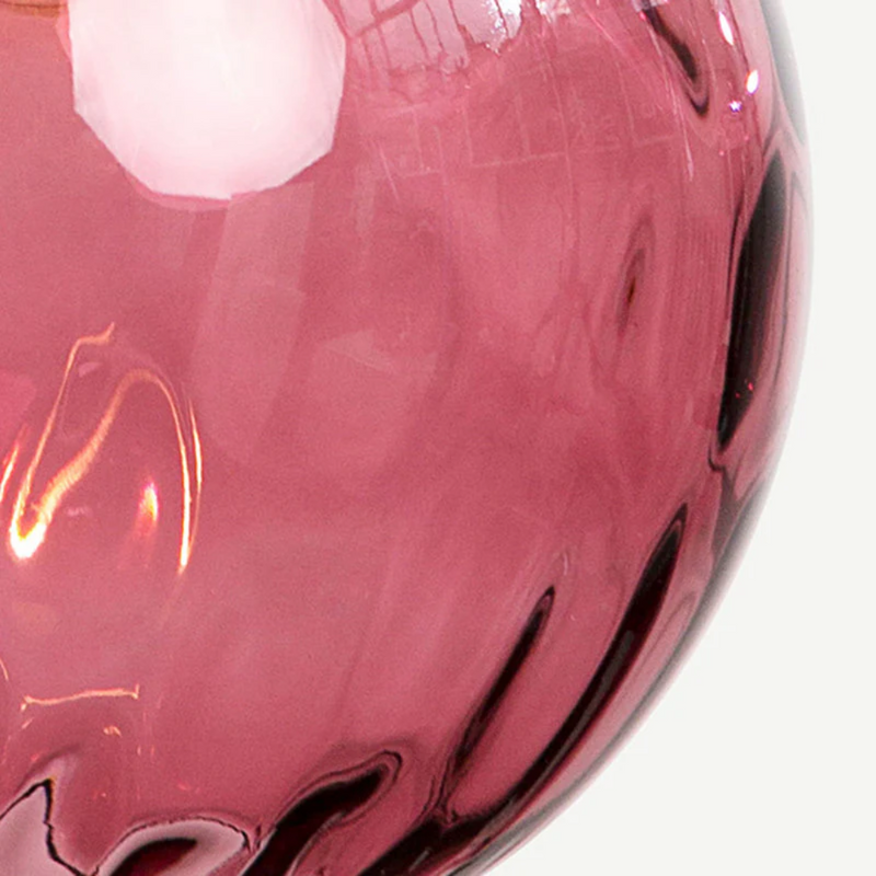 Rosa Glasvase mit glänzender Oberfläche, dekorativ, modern, für Wohnkultur.