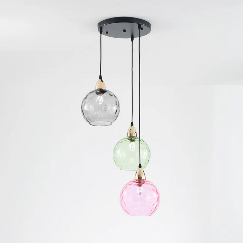 Moderne dreifarbige Pendelleuchte mit Glaslampenschirmen in Schwarz, Grün und Rosa.