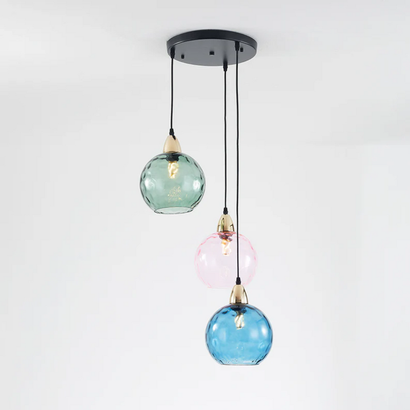 Dreifache Pendelleuchte mit bunten Glaskugeln, modern, schwarz, für Wohnzimmerbeleuchtung.