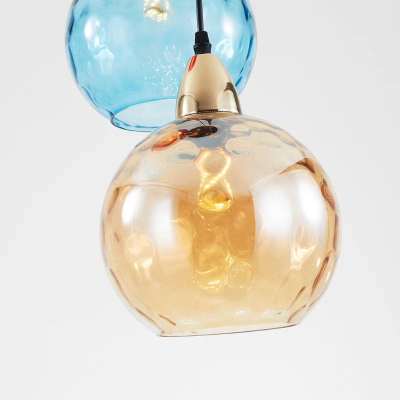 Moderne Glaspendelleuchte, bernsteinfarben, mit blauer Glaskugel, elegantes Design.
