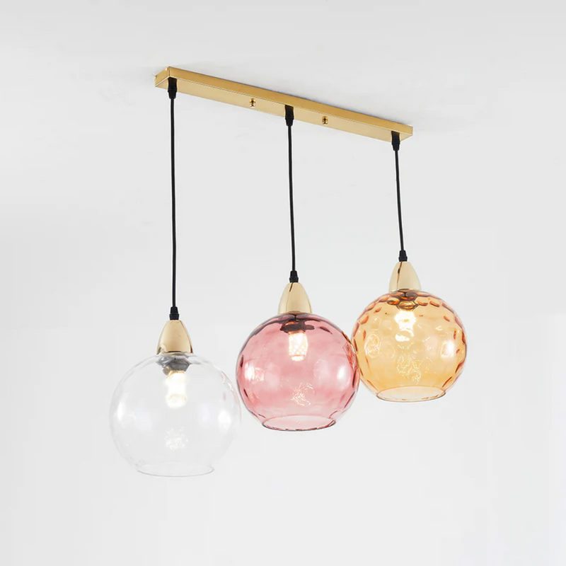 Dreifache Pendelleuchte, Glas, klar-rosa-orange, modern, goldene Halterung, Innenbeleuchtung.