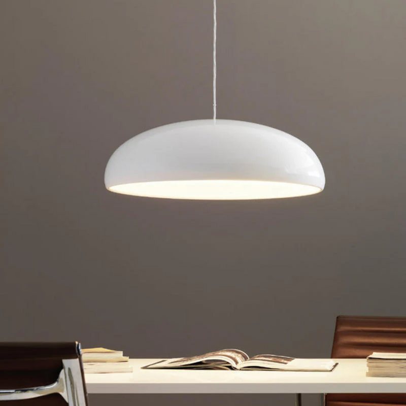Moderne weiße Pendelleuchte über Esstisch, minimalistisches Design, Innenbeleuchtung.