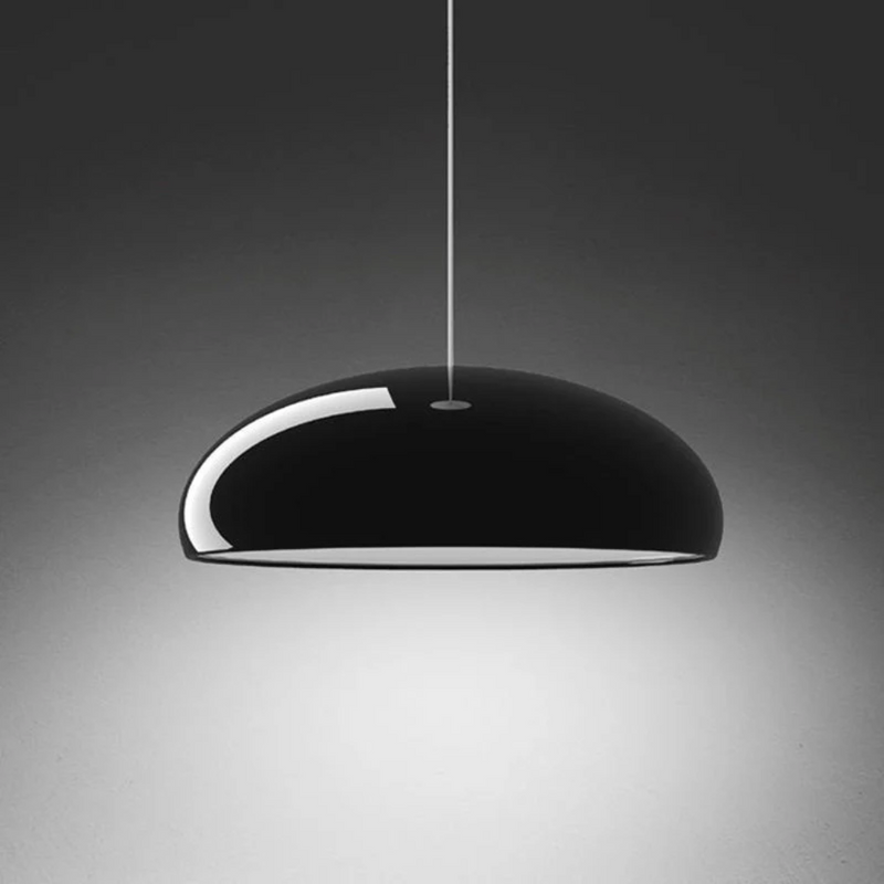 Schwarze Pendelleuchte, modernes Design, glänzend, minimalistisch, Innenbeleuchtung, Wohnzimmer.
