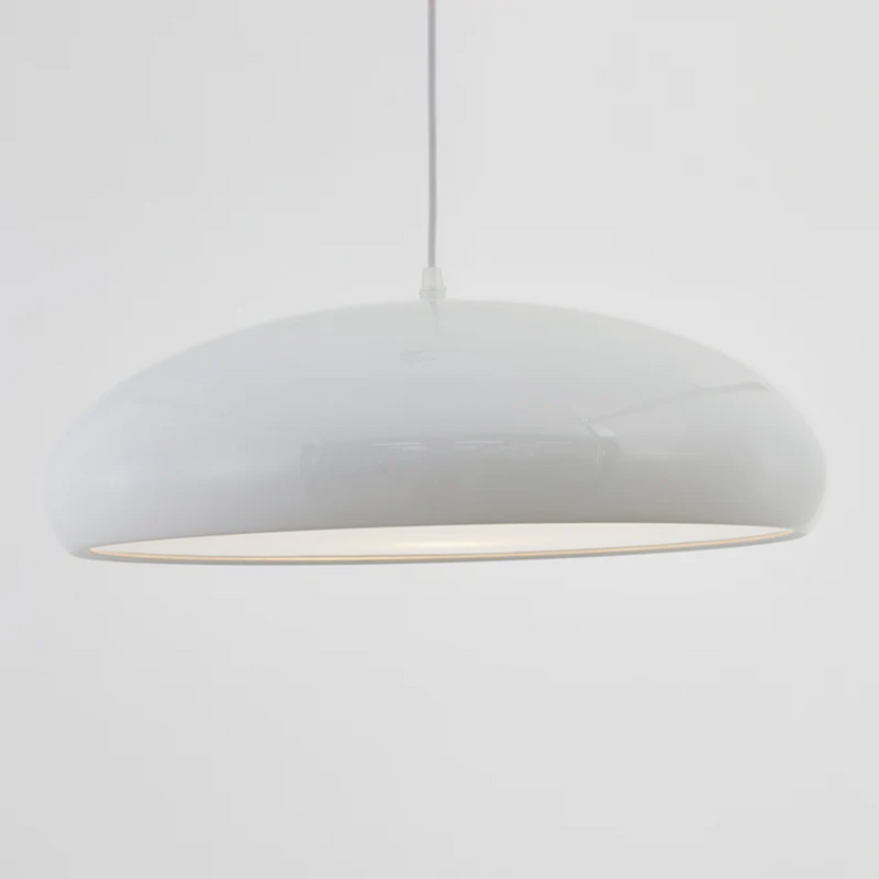 Weiße moderne Hängelampe, minimalistisches Design, Wohnzimmerbeleuchtung, Inneneinrichtung.