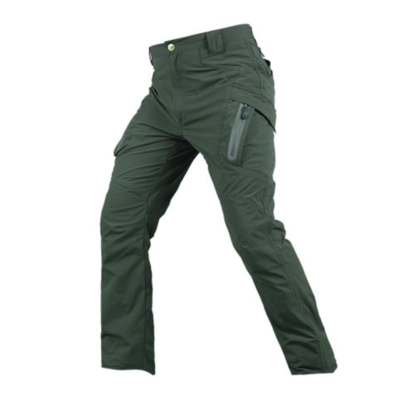 Grüne Outdoor-Hose, wasserabweisend, mit Reißverschlusstaschen, ideal für Wandern und Trekking.