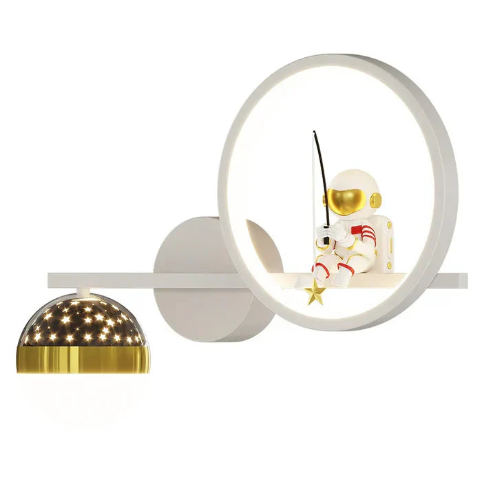Weiße Wandleuchte mit Astronautenfigur, goldene Akzente, modernes Design, Kinderzimmerlampe.