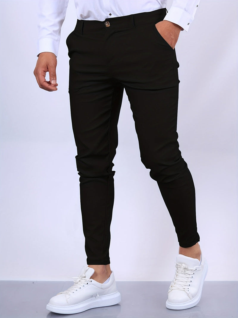 Mann in schwarzer Chinohose und weißen Sneakers, modisch, lässig, Herrenmode.