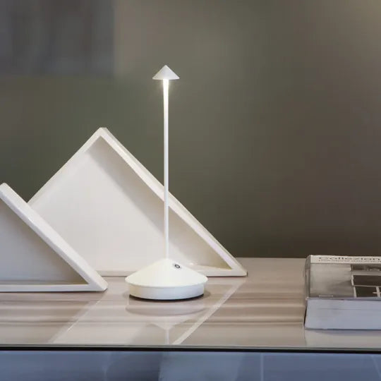 Moderne weiße LED-Tischlampe, minimalistisches Design, energiesparend, für Büro oder Wohnzimmer.