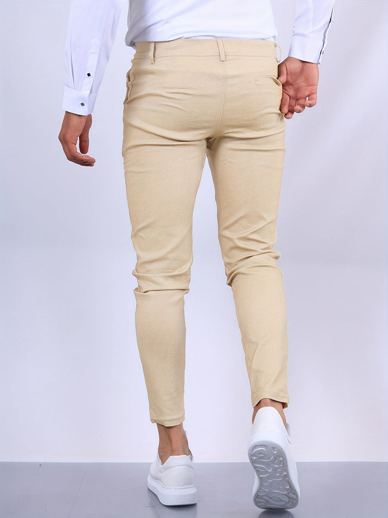 Mann in beigen Chinos und weißem Hemd, Rückansicht, modische Herrenbekleidung, Freizeitlook.