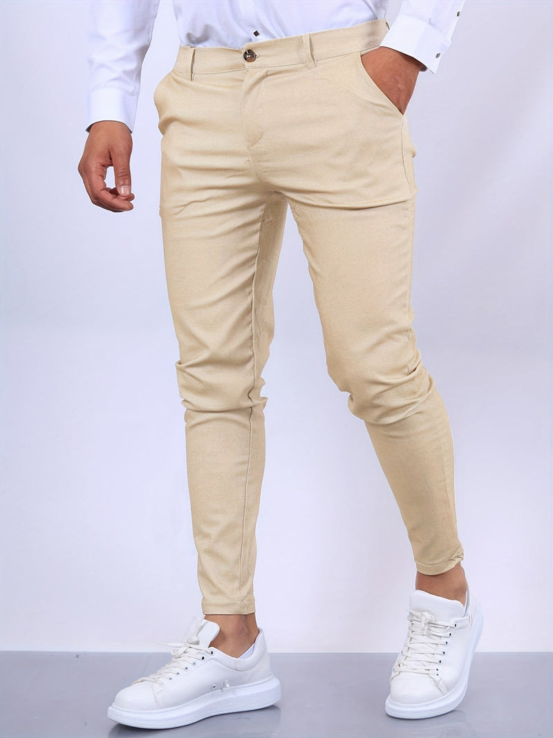 Beige Chinohose Herren, Slim Fit, Baumwolle, elegant, mit weißem Hemd und Sneakern.