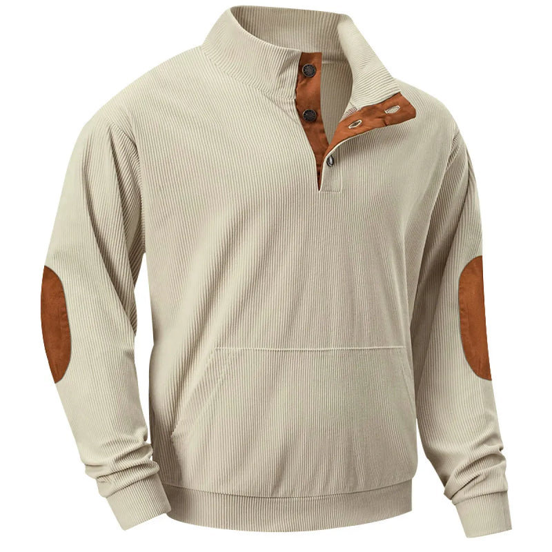 Beige Herrenpullover mit Knopfleiste, braunen Ellbogen-Patches, geripptem Stoff.