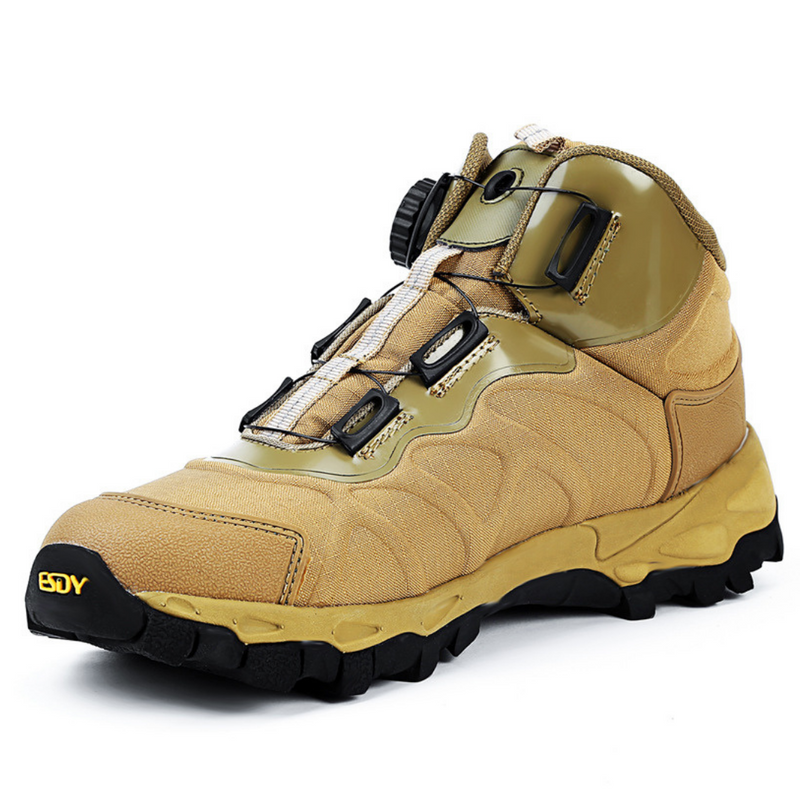 Beiger Wanderschuh mit robuster Sohle, atmungsaktivem Material und Schnellverschluss-System.