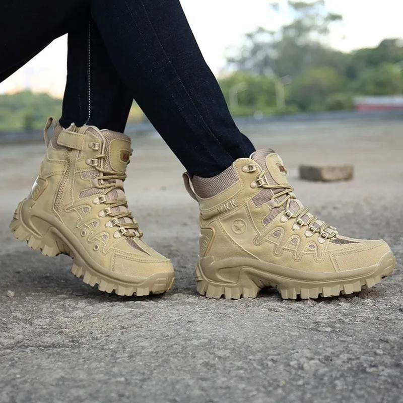 Beige winddichte Wanderschuhe, robustes Design, ideal für Outdoor-Aktivitäten.