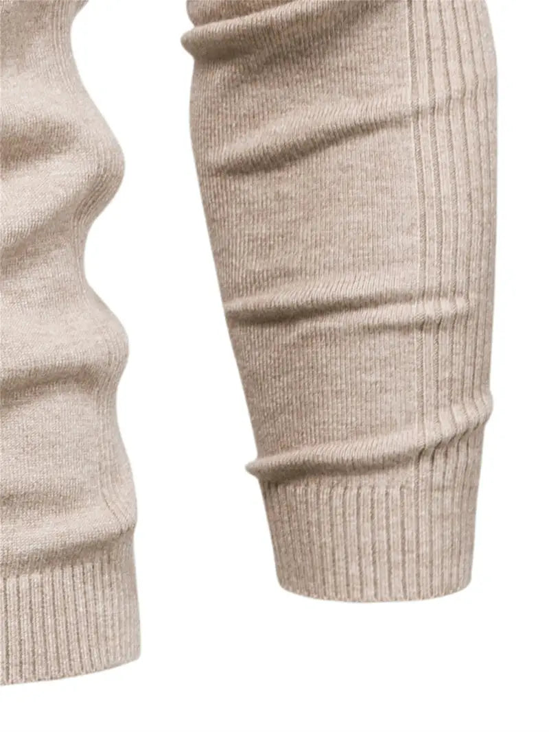 Beiger Strickpullover aus Wolle, Nahaufnahme des Ärmels, weiches Material, modisch, warm.