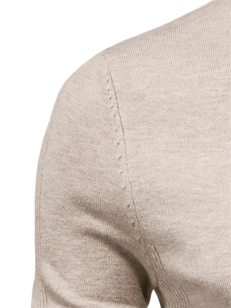 Beiger Strickpullover aus Baumwolle, Nahaufnahme, weiches Material, modisches Design.