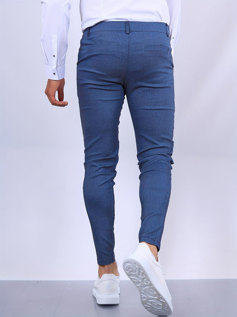 Blauer Herren-Chinohose, Slim Fit, Baumwolle, elegant, Rückansicht, weiße Sneaker.