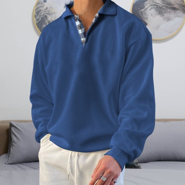 Mann in blauem Poloshirt und weißen Hosen im Wohnzimmer, moderne Wanddekoration.
