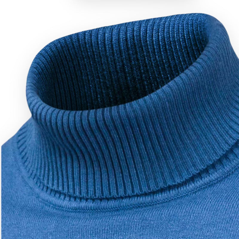 Blauer Rollkragenpullover aus Strick, Nahaufnahme, weiches Material, modisch, warm.