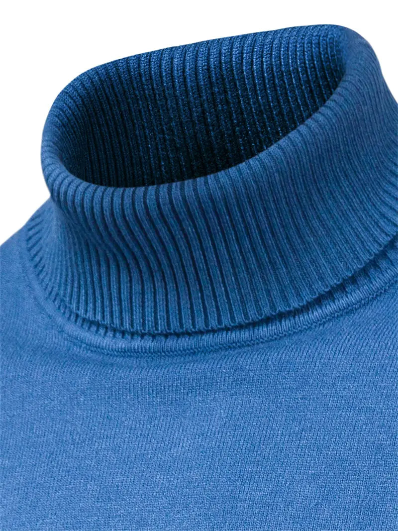 Blauer Rollkragenpullover aus Baumwolle, Nahaufnahme, weiches Material, modisches Design.