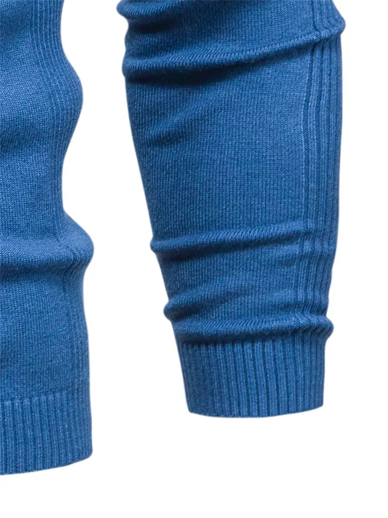 Blauer Strickpullover Ärmel, Baumwolle, gerippt, modisch, Herrenbekleidung, Herbstmode.