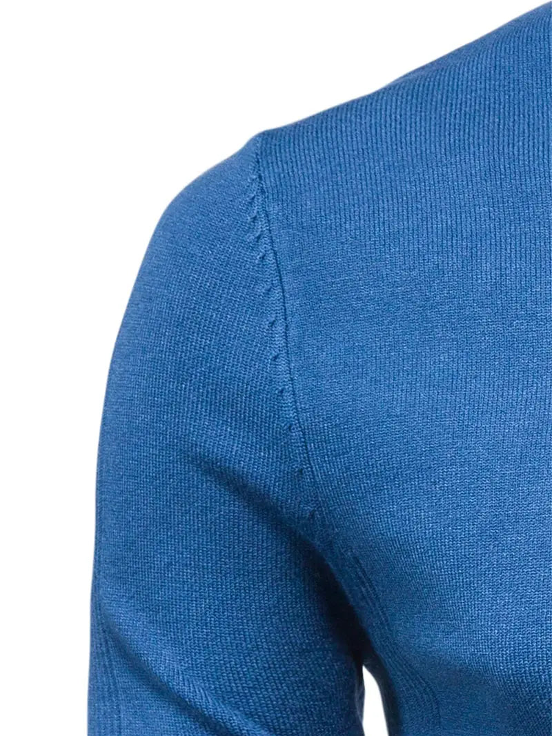 Blauer Strickpullover aus Baumwolle, Nahaufnahme, weiches Material, modisches Design.