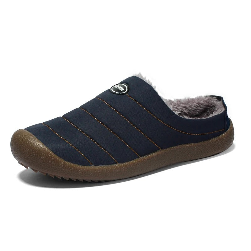 Dunkelblauer Herren-Hausschuh mit brauner Sohle und Fleecefutter, bequem und warm.