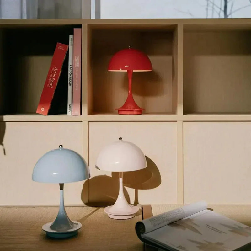Bunte Blütenknospen-Lampen auf Regal, moderne Tischlampen, rot, blau, weiß, Inneneinrichtung.