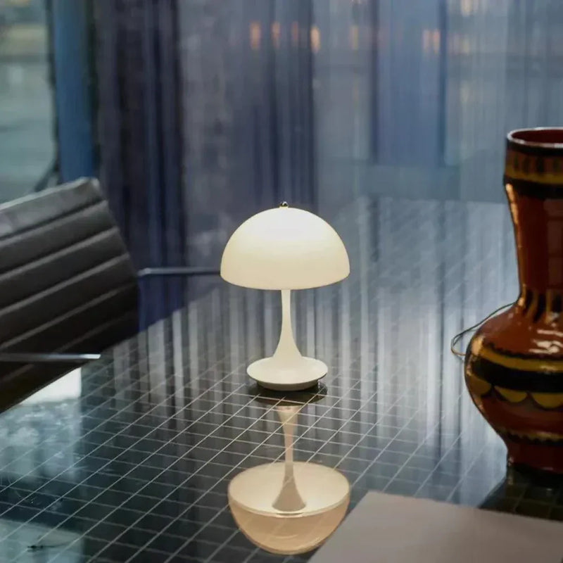 Weiße Blütenknospenlampe auf Glastisch, modernes Design, Innenbeleuchtung, Dekoration.