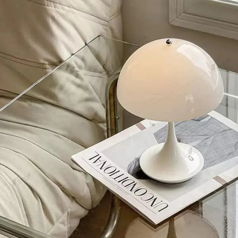 Weiße Blütenknospenlampe auf Glastisch, modernes Design, Inneneinrichtung, stilvolle Beleuchtung.
