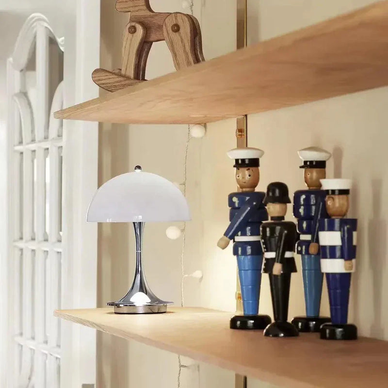 Weiße Blütenknospenlampe auf Holzregal, modernes Design, dekorative Beleuchtung.
