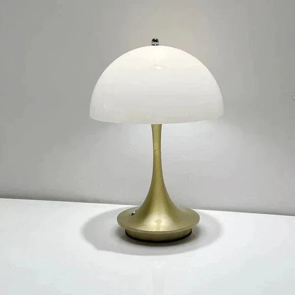 Goldene Tischlampe mit weißem Schirm, modernes Design, ideal für Wohnzimmerbeleuchtung.