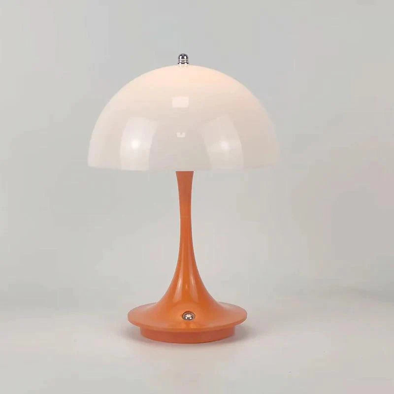 Pilzförmige Tischlampe, weißer Schirm, orangefarbener Sockel, modernes Design, Wohnzimmerbeleuchtung.