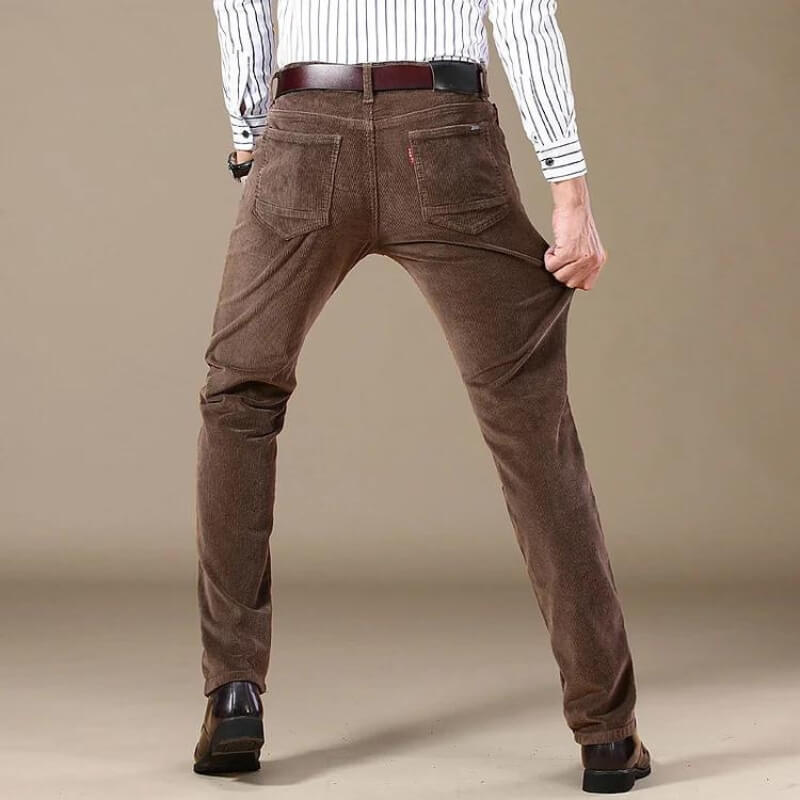 Mann in brauner Cordhose, Rückansicht, gestreiftes Hemd, modische Herrenbekleidung.