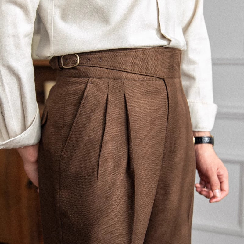 Braune Herren-Hose mit Bundfalten, hoher Bund, eleganter Stil, aus Baumwolle.