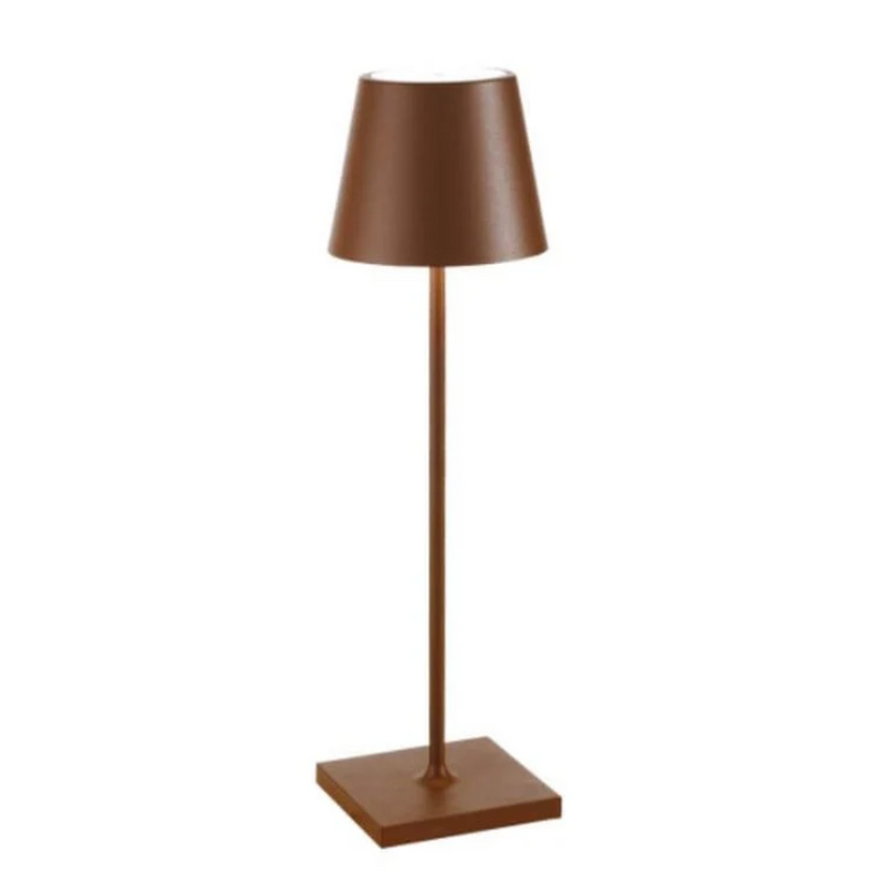 Braune Tischlampe aus Metall, modernes Design, ideal für Wohnzimmer oder Büro.