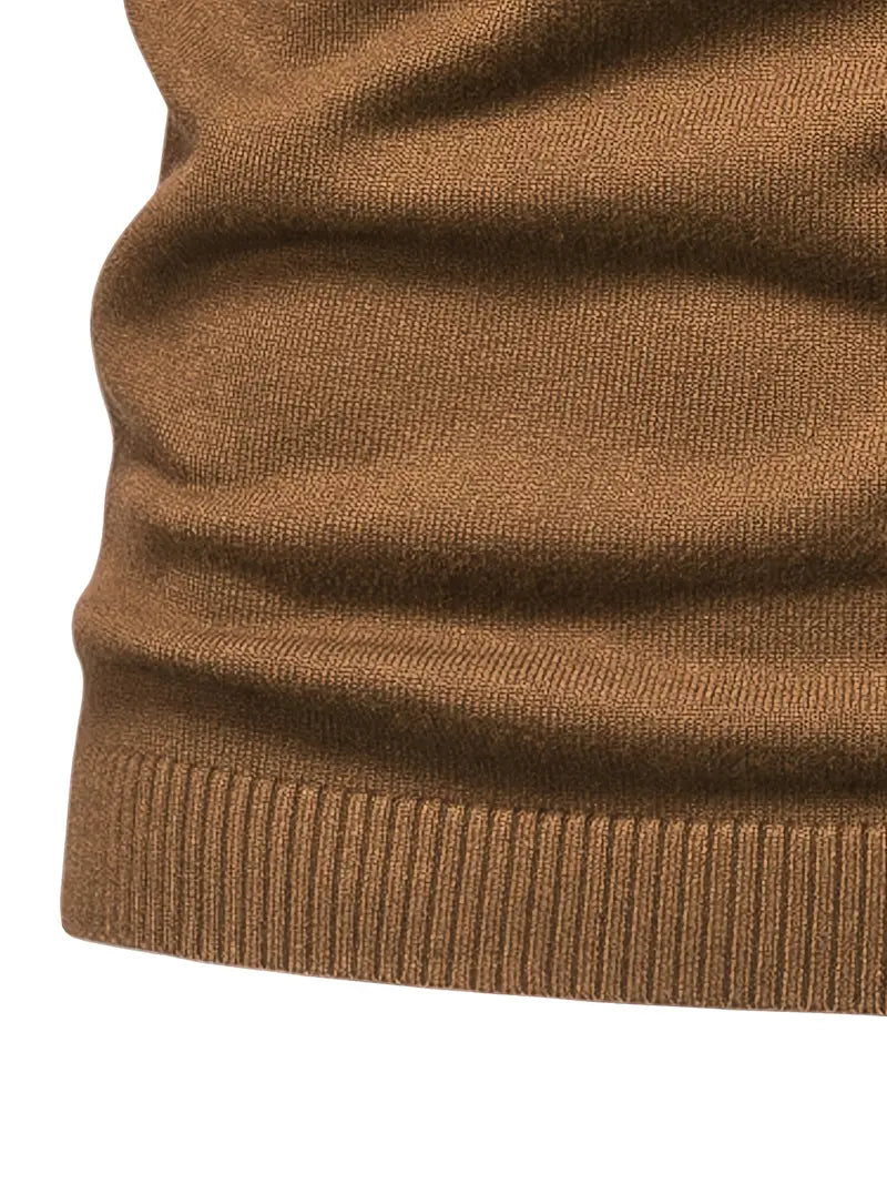 Brauner Strickpullover aus Wolle, gerippter Saum, Herrenmode, Herbstbekleidung.