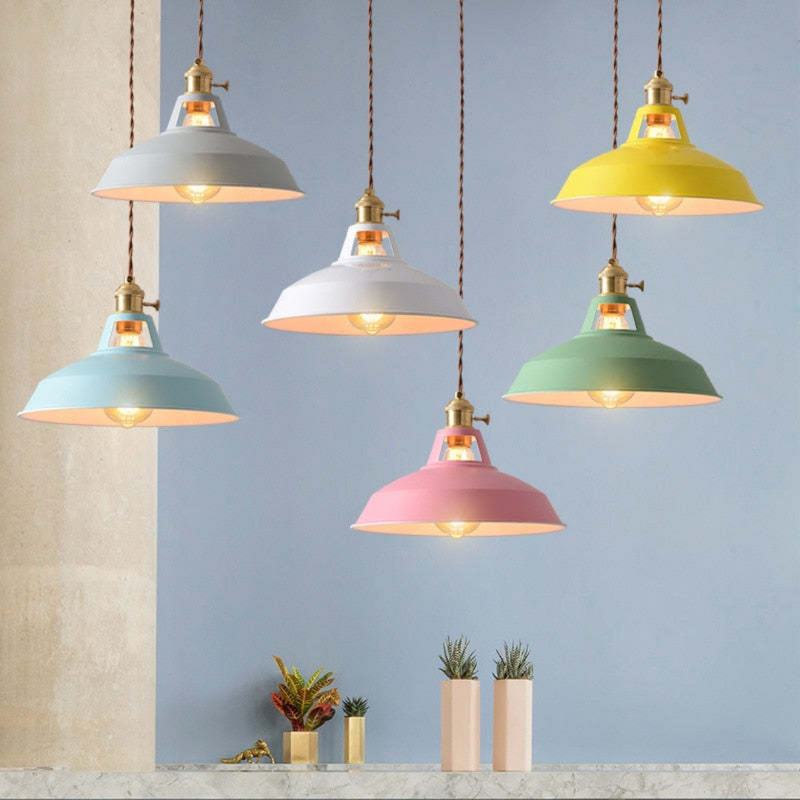 Sechs bunte Hängelampen im Retro-Stil, Metall, über Marmortisch mit Pflanzen, moderne Beleuchtung.